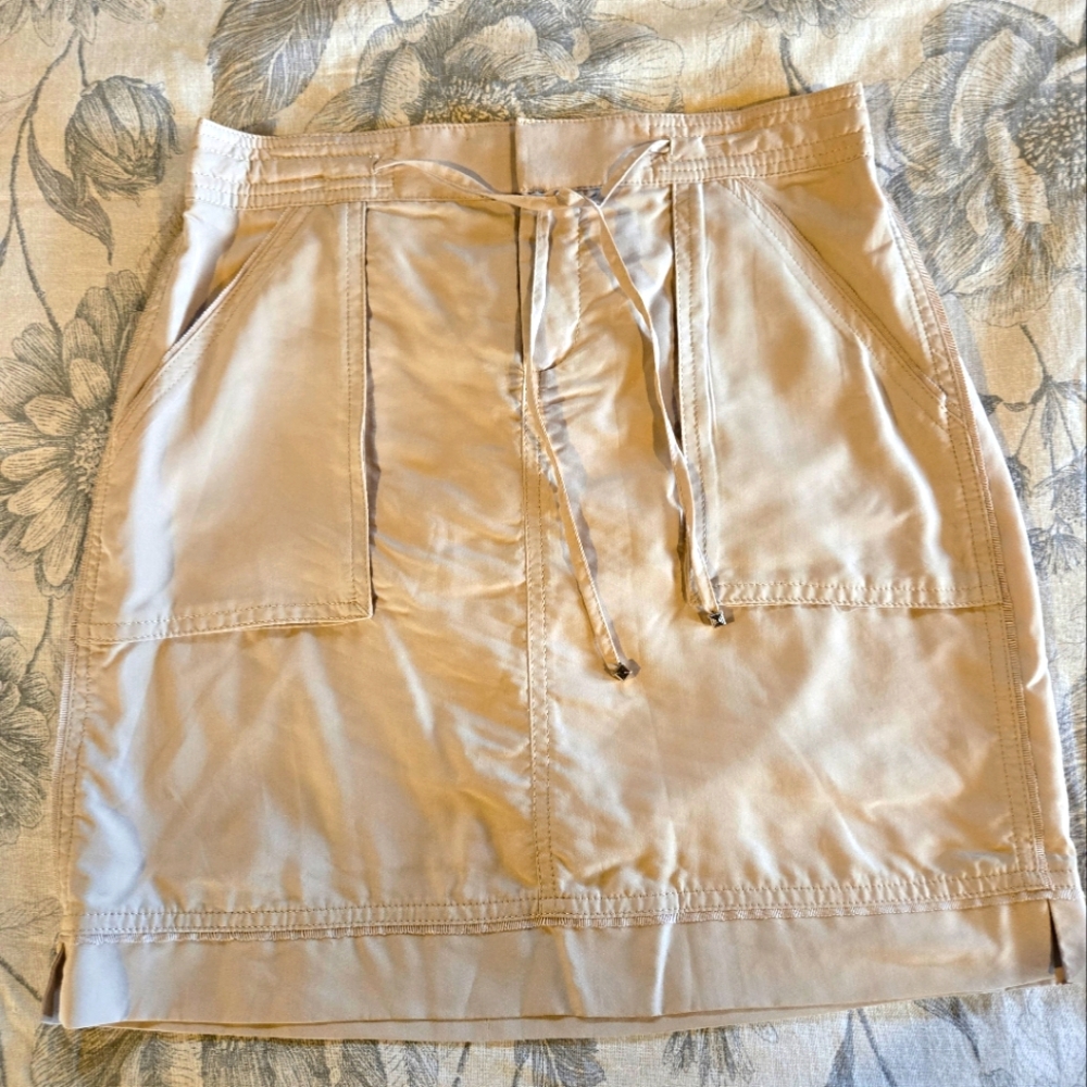 NWT WHBM Casual Skirt in size 0